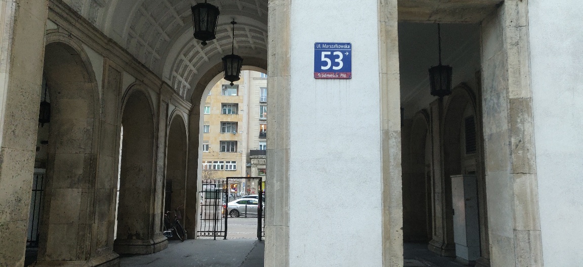 Board_with_building_number_from_the_courtyard
