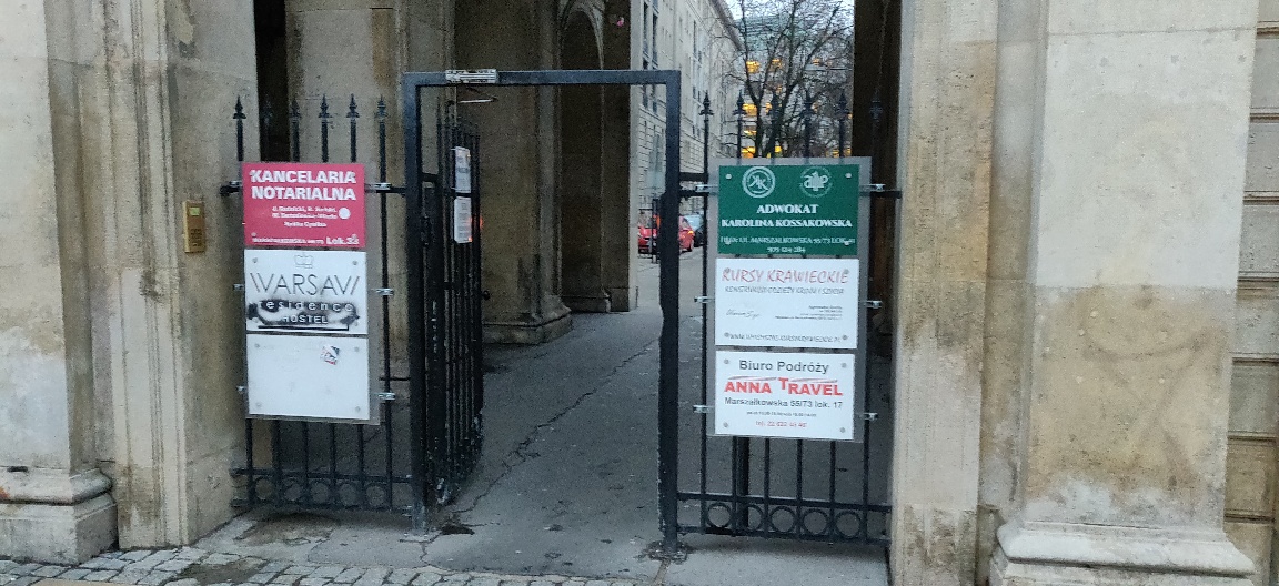 Entrance_to_courtyard_at_Marszalkowska_53
